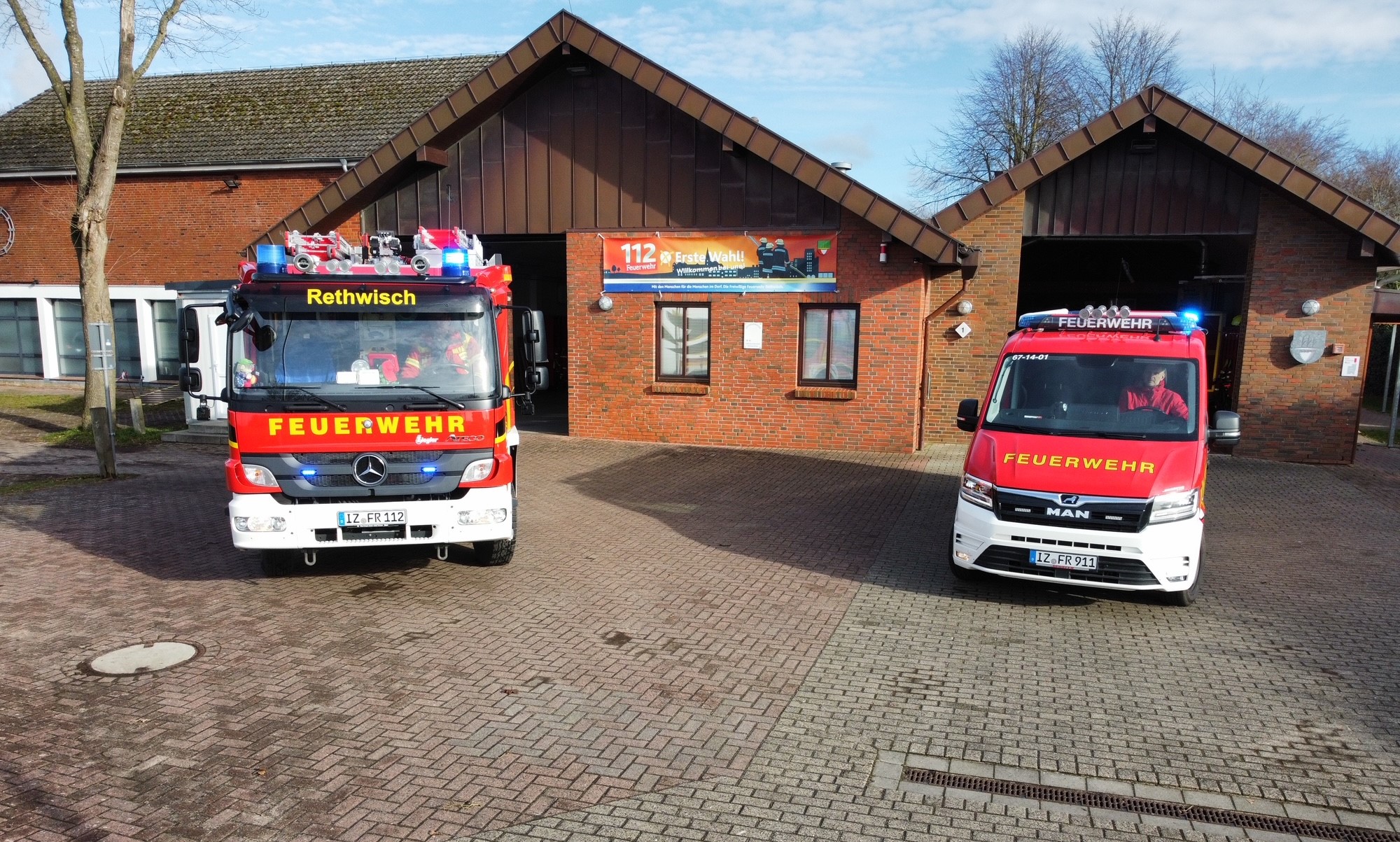 Gerätehaus der Freiwilligen Feuerwehr Rethwisch mit den beiden Einsatzfahrzeugen
